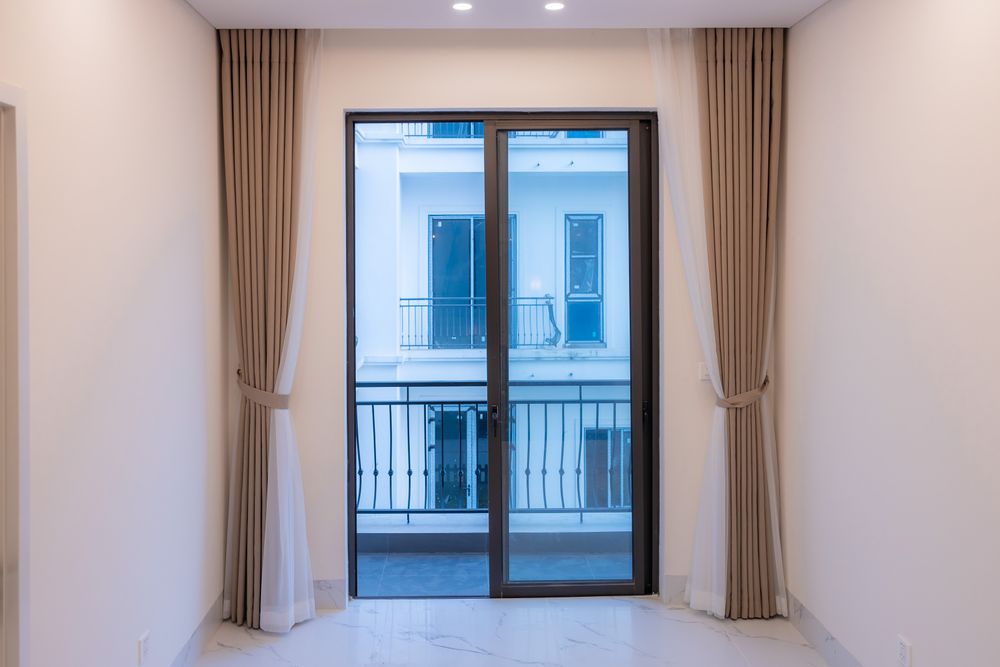 Baie vitrée aluminium ouvrant sur un extérieur lumineux