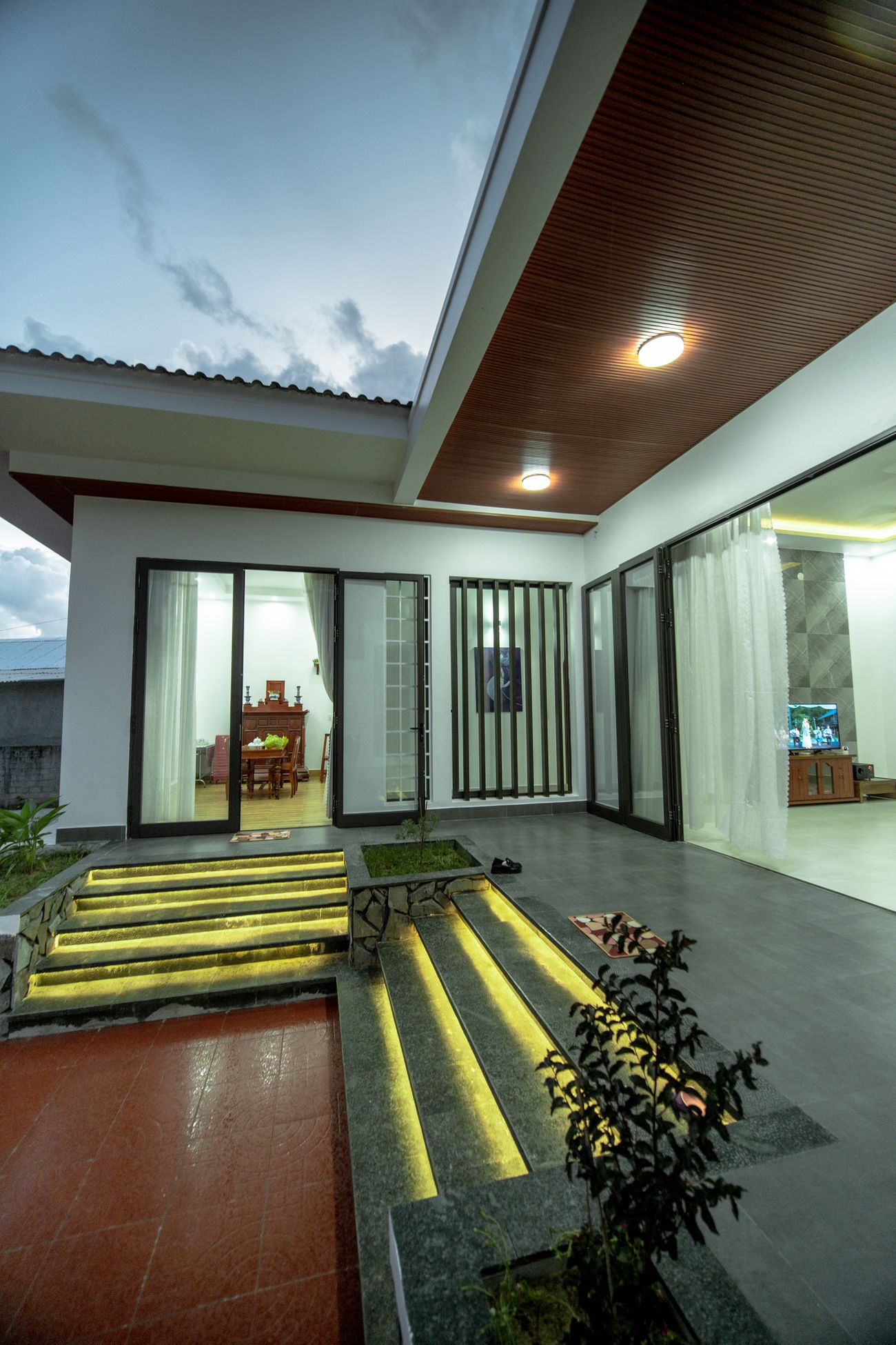 Grandes baies coulissantes en aluminium anthracite ouvrant sur une terrasse