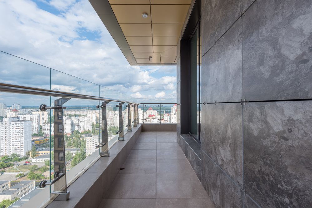 Garde-corps en verre sur une terrasse avec vue dégagée