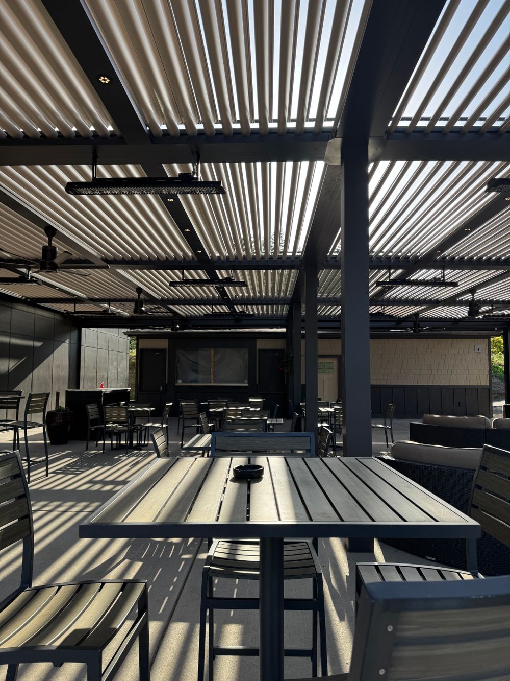 Pergola bioclimatique à lames orientables sur une terrasse