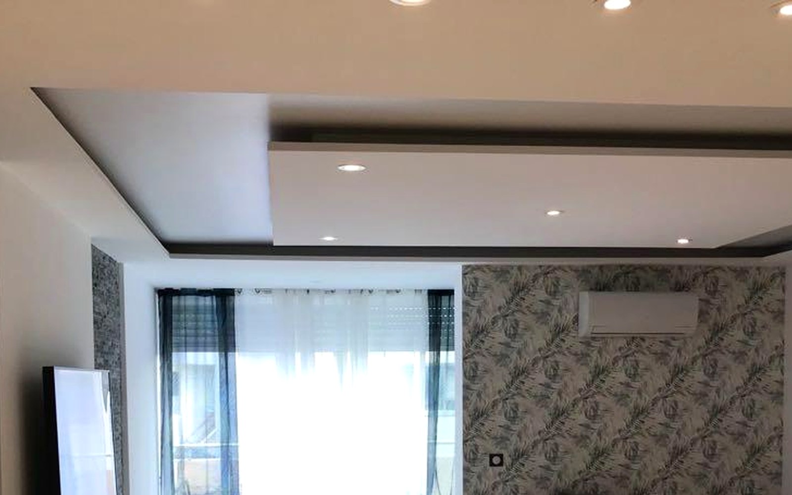 Faux-plafond a gorge lumineuse en cours de finition