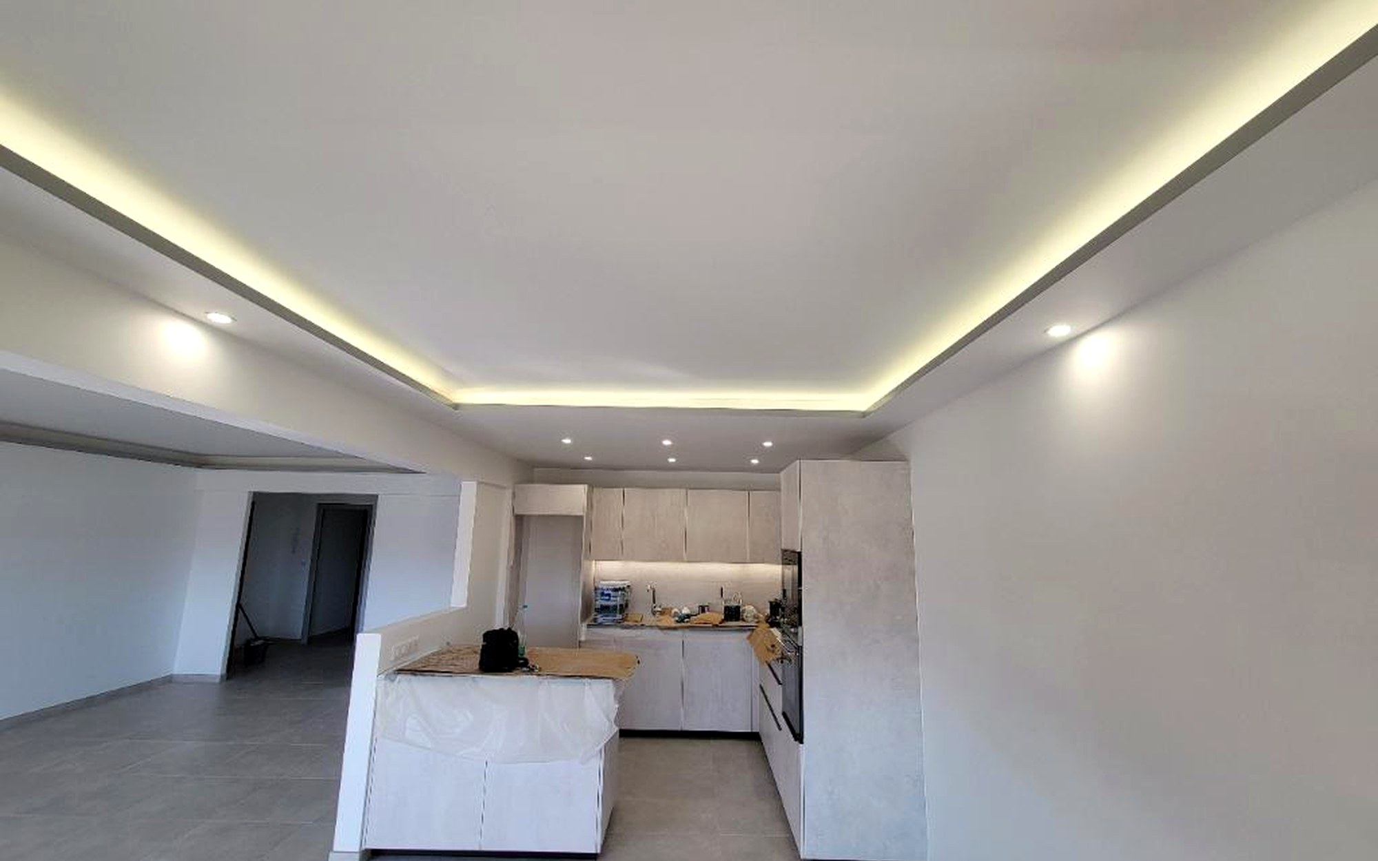 Sejour renove avec faux-plafond a gorge lumineuse LED, realisation DEPP