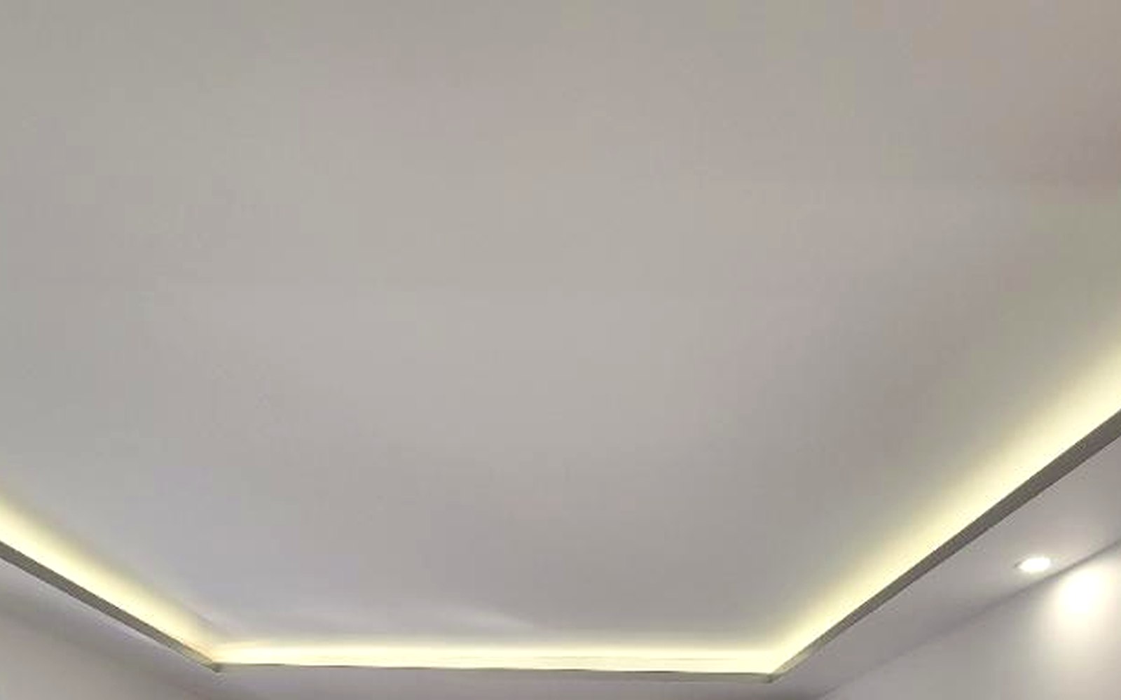 Faux-plafond a gorge lumineuse LED