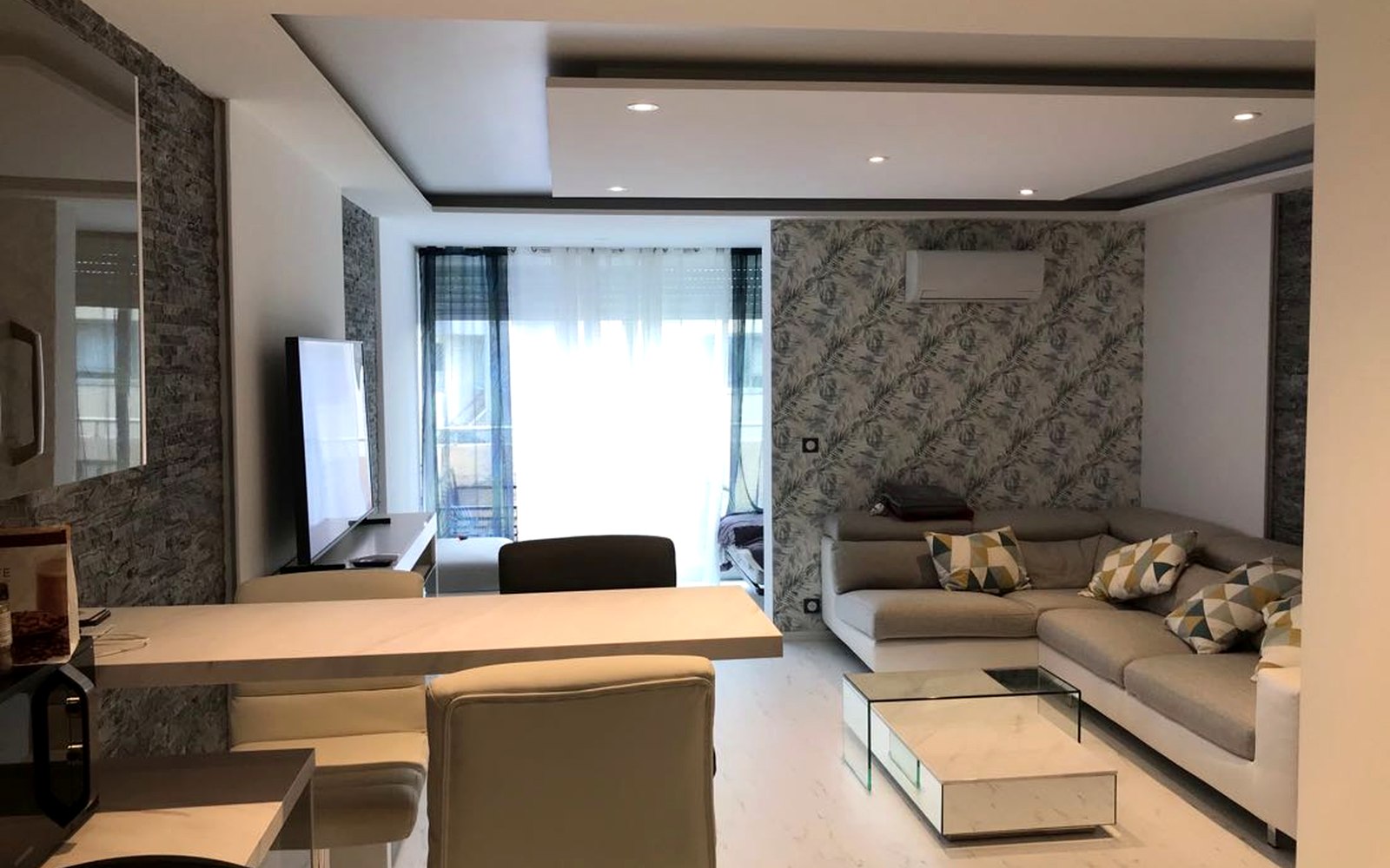 Sejour avec mur decore