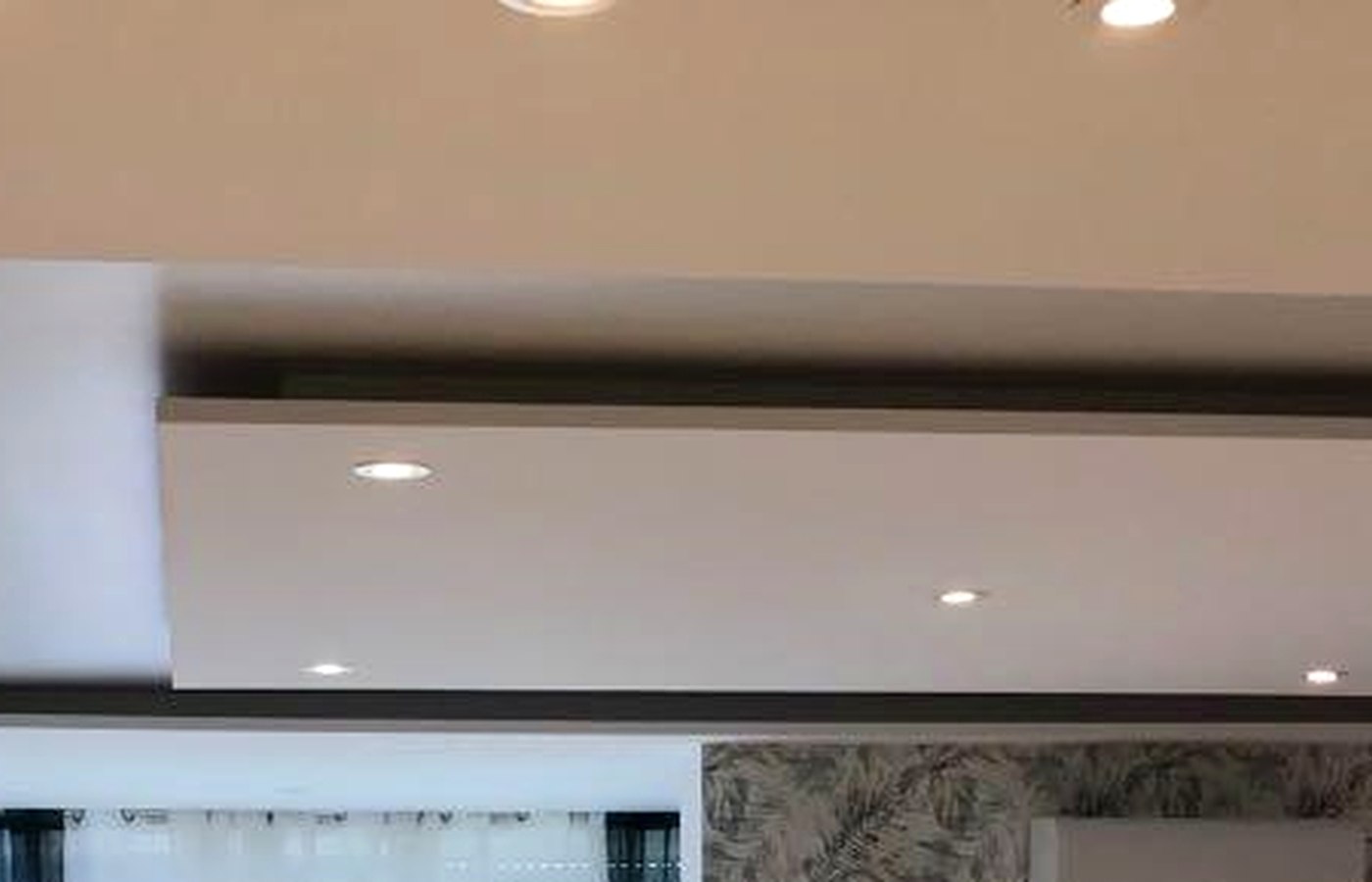 Detail spots encastres au plafond