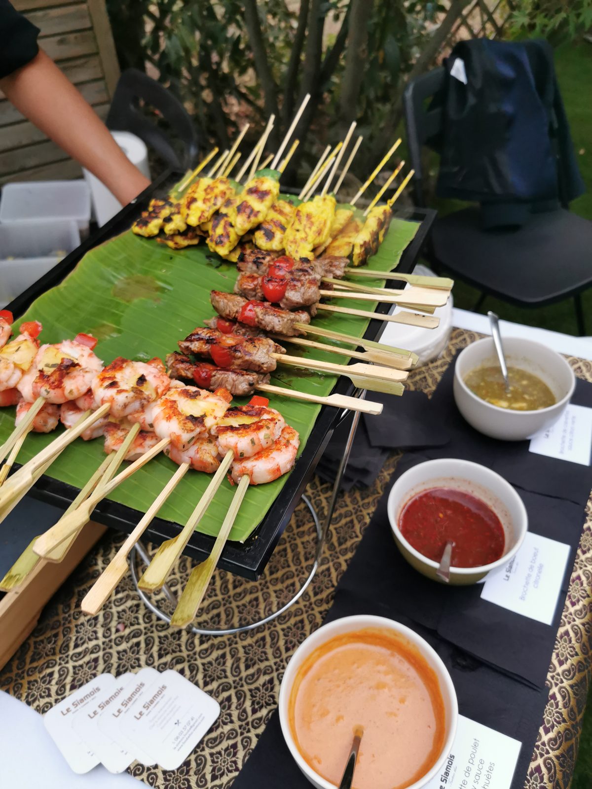 Brochettes sur feuille de bananier